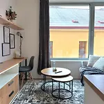 Bright Modern 1br • Quiet • 20 Min Center • Grill Apartment