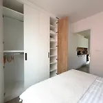 Bright Modern 1br • Quiet • 20 Min Center • Grill