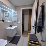 Bright Modern 1br • Quiet • 20 Min Center • Grill *