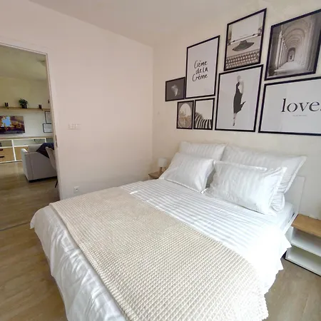 Bright Modern 1br • Quiet • 20 Min Center • Grill * Praha