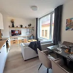 Bright Modern 1br • Quiet • 20 Min Center • Grill Apartament