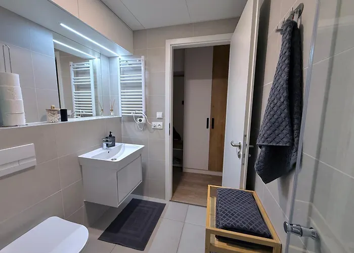 Bright Modern 1br • Quiet • 20 Min Center • Grill *