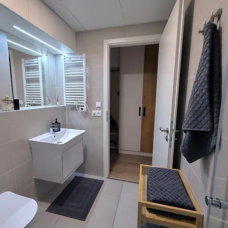 Bright Modern 1br • Quiet • 20 Min Center • Grill *