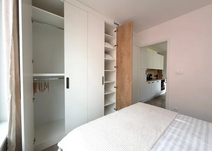 Bright Modern 1br • Quiet • 20 Min Center • Grill